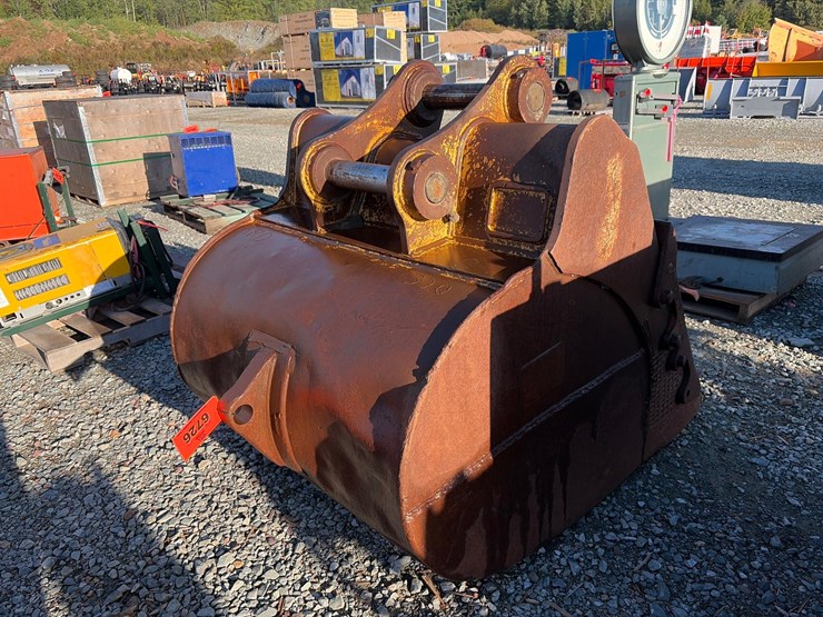 #6726-•-approx.-46"-excavator-bucket-image-3