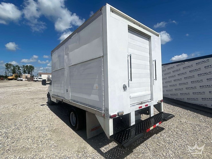 2015-chevrolet-express-4500-image-3