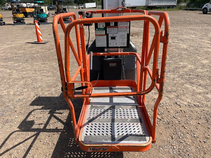 #1001-•-2002-jlg-15vpsp-man-lift-image-11