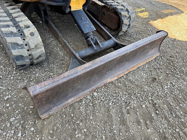 2005-deere-35d-image-10
