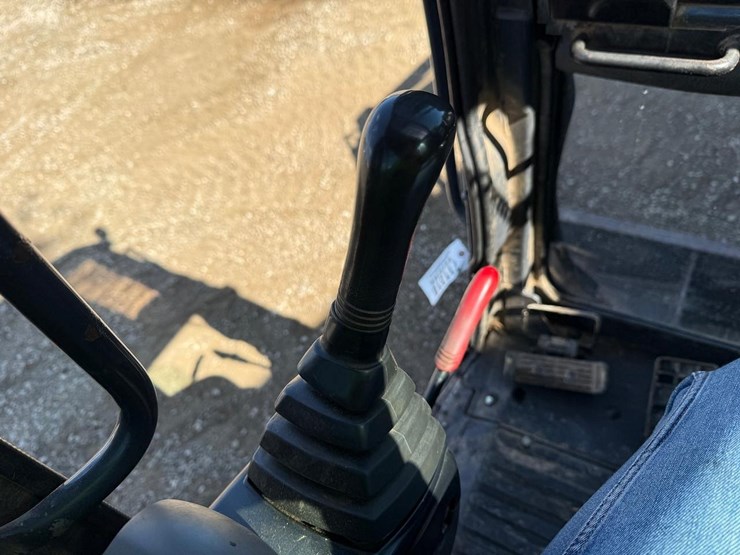 2005-deere-35d-image-26