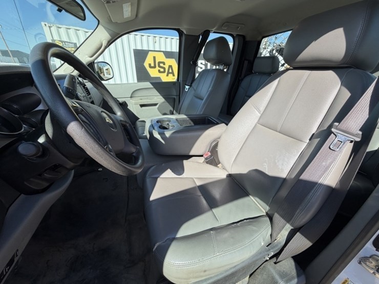 2013-chevrolet-silverado-2500-image-24