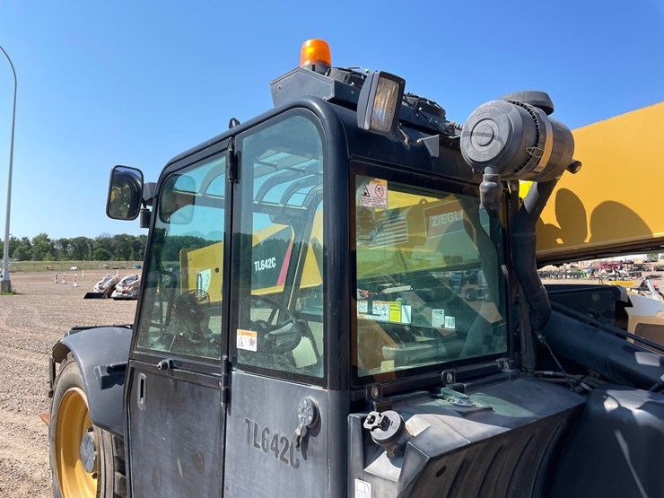 2014-caterpillar-tl642c-image-34