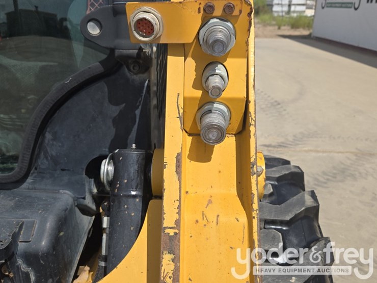 2019-caterpillar-226d-image-21