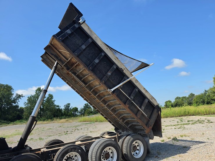 2005-peterbilt-379-image-14