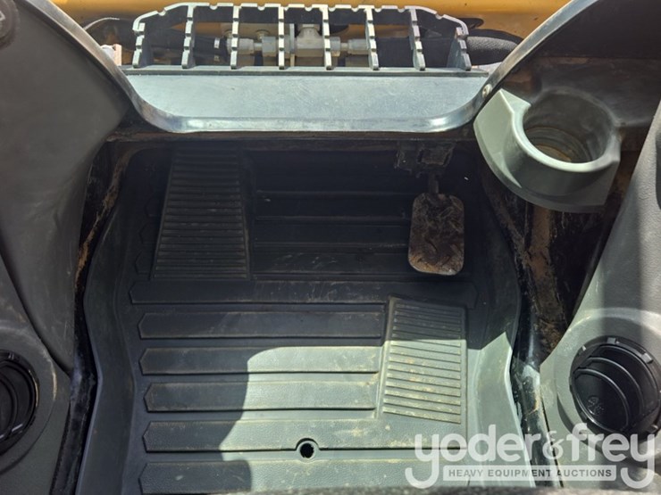 2019-caterpillar-226d-image-44