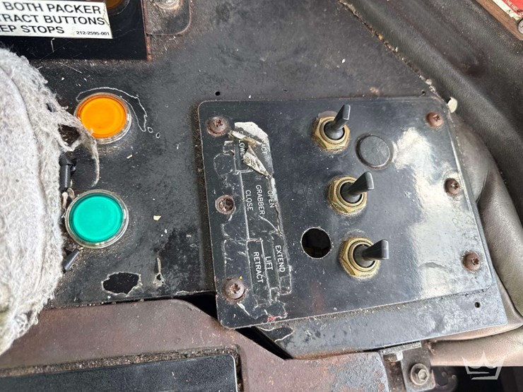 2014-peterbilt-320-image-28