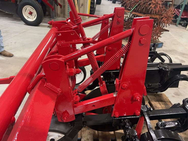 international-harvester-fast-hitch-two-row-cultivator-with-tunnel-shields-image-11
