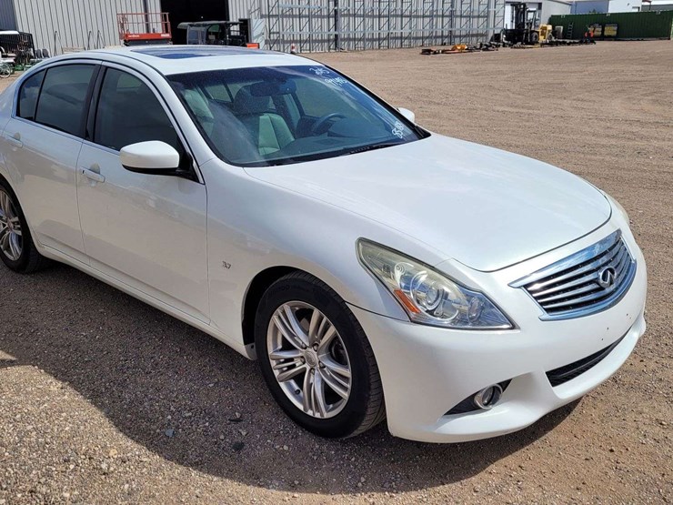 2015-infiniti-q40-sedan-4d-image-2