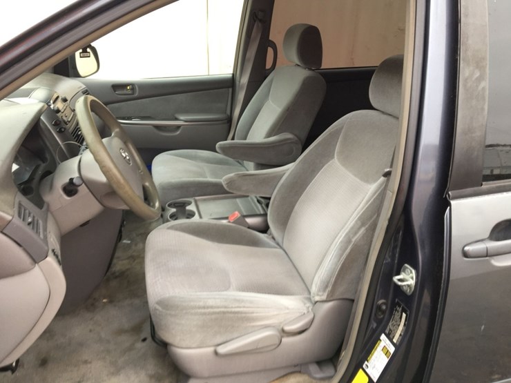 2008-toyota-sienna-ce-image-11