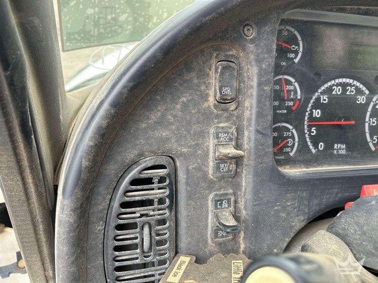 2018-freightliner-m2-106-image-15