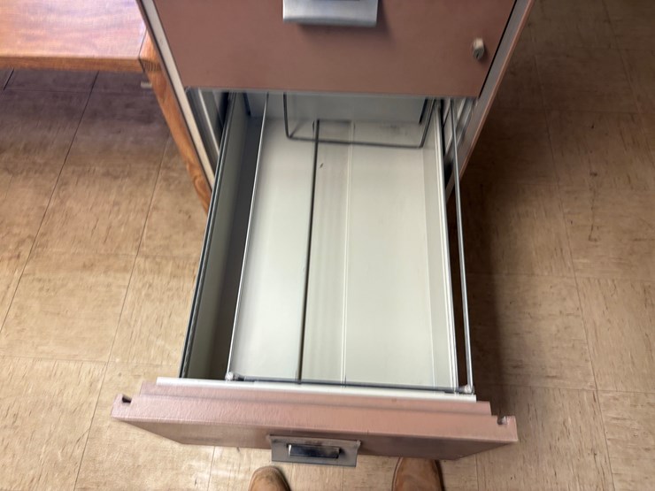 (3)-victor-4-drawer-fire-proof-filing-cabinets-&-5’-x-30”-x-28”-desk-image-4