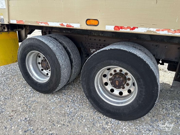 2014-peterbilt-320-image-43