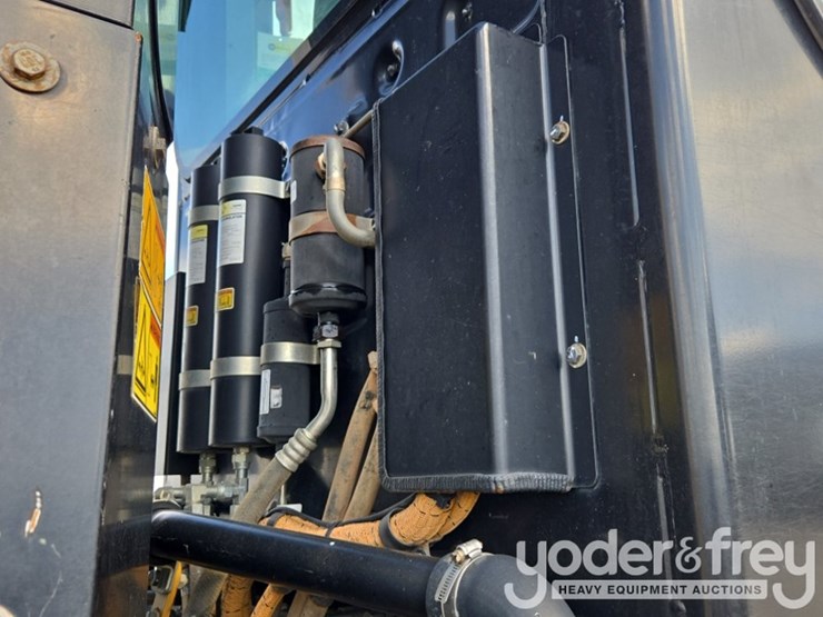 2015-caterpillar-140m3-awd-image-39