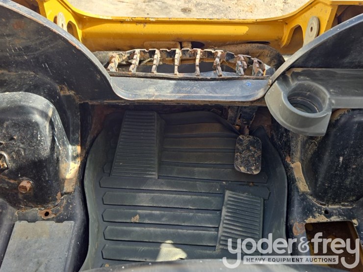 2023-caterpillar-259d3-image-45