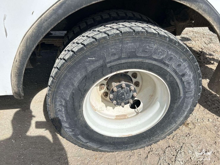2019-freightliner-m2-106-image-42