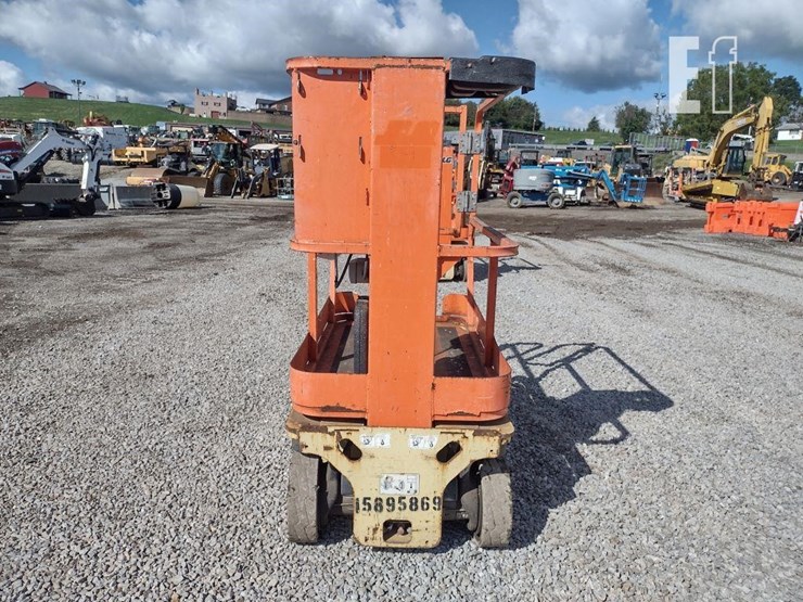 2011-jlg-1230es-image-4
