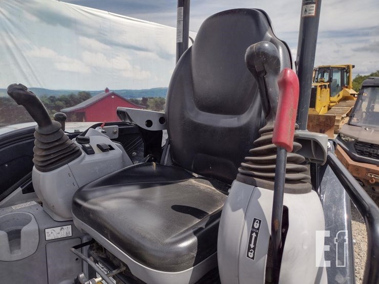 2021-deere-35g-image-10
