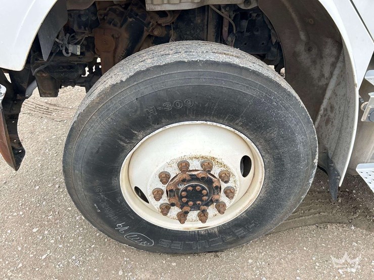 2018-freightliner-m2-106-image-39