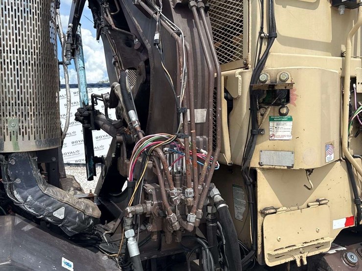 2014-peterbilt-320-image-18
