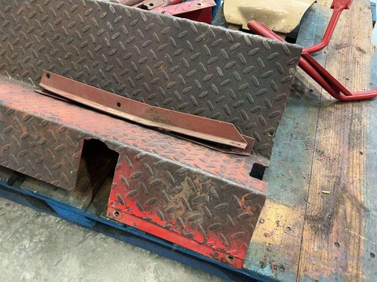 international-harvester-wheatland-sheet-metal,-step,-and-fast-hitch-adjusters-image-2