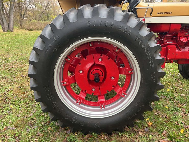1970-656-farmall-hydro-diesel-row-crop-golden-demonstrator-image-38