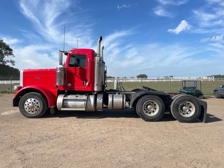 2012-peterbilt-388-image-2