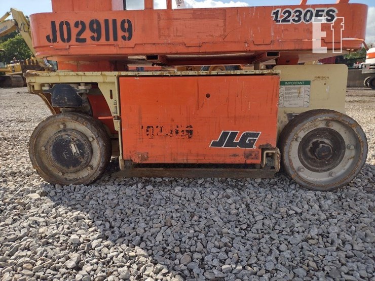 2014-jlg-1230es-image-16
