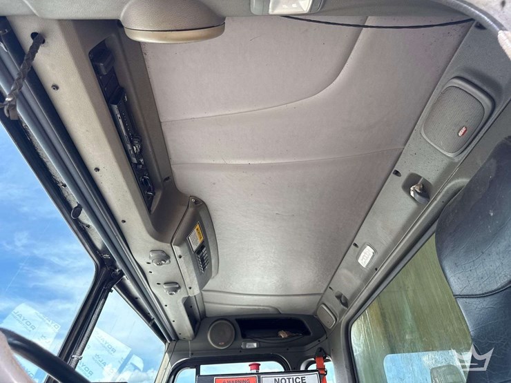 2014-peterbilt-320-image-36