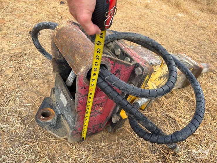 epiroc-sb302-hydraulic-breaker-excavator-attachment-image-10