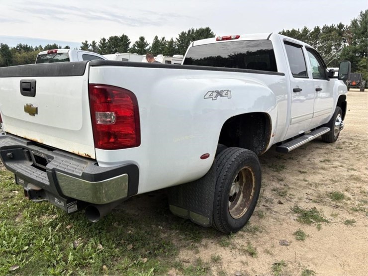 2010-chevrolet-3500-image-3