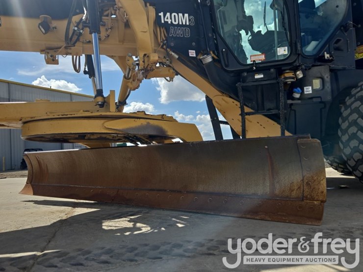 2015-caterpillar-140m3-awd-image-13