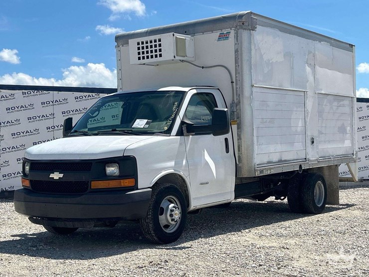 2015-chevrolet-express-4500-image-1