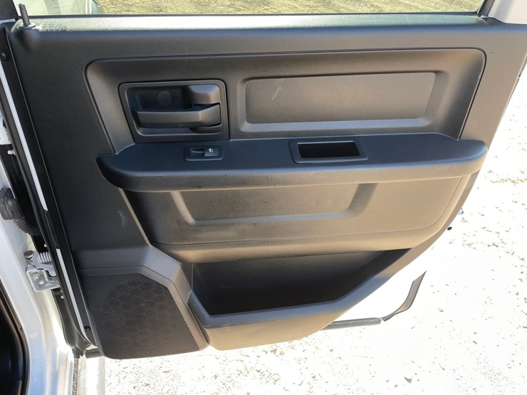 #1485-•-2016-ram-5500-flatbed-truck-(has-mn-salvage-title)-image-37