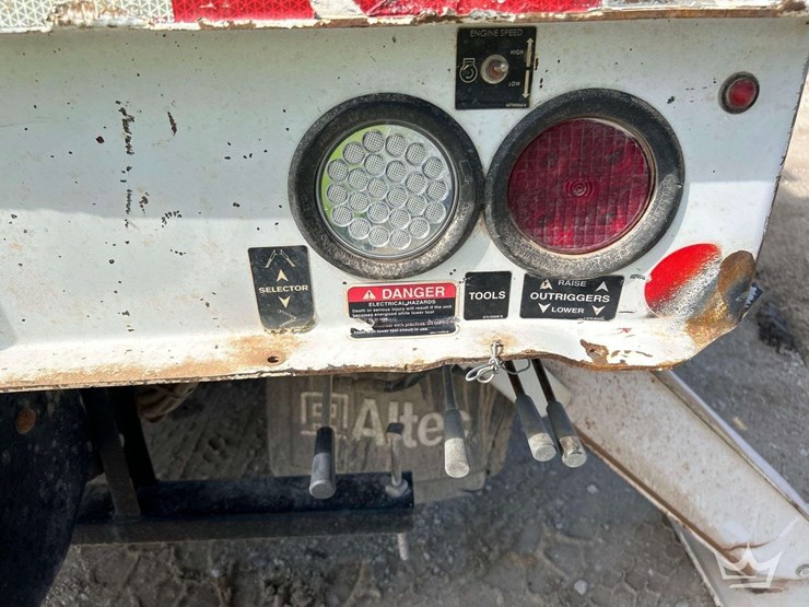 2019-freightliner-m2-106-image-26