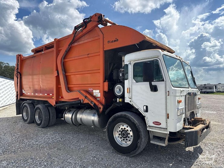 2014-peterbilt-320-image-2