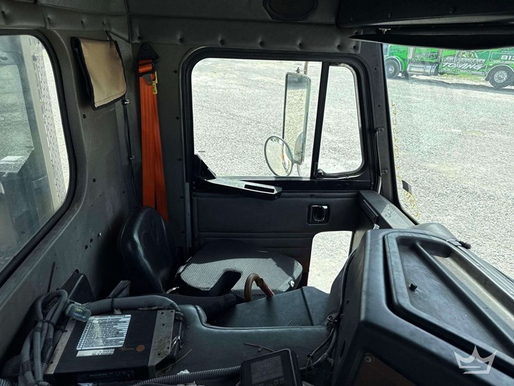 2014-peterbilt-320-image-35