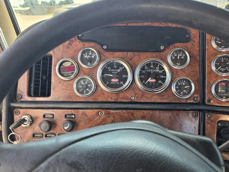 2005-peterbilt-379-image-111
