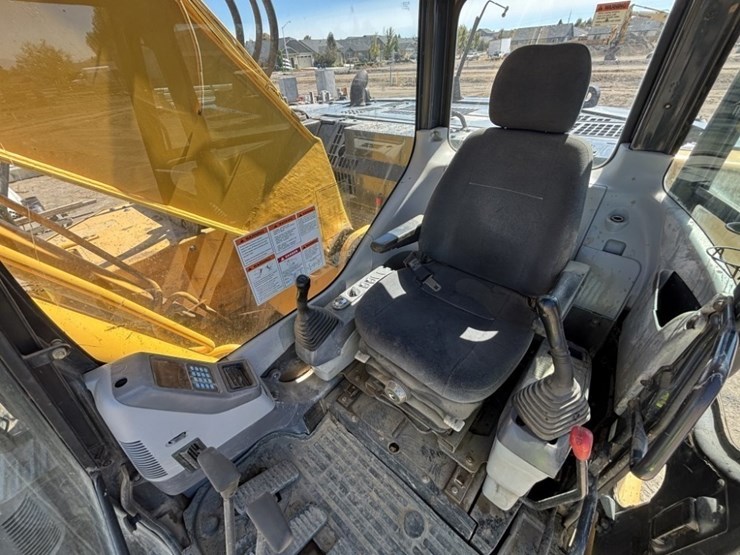 komatsu-pc228us-lc-3e0-image-32