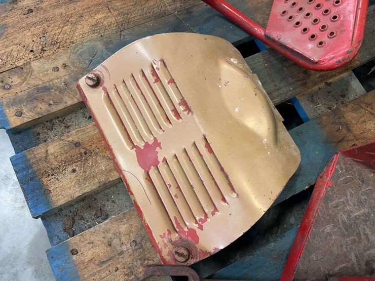 international-harvester-wheatland-sheet-metal,-step,-and-fast-hitch-adjusters-image-6