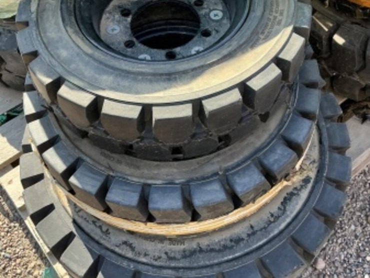pallet-of-forklift-wheels-&-tires-image-3