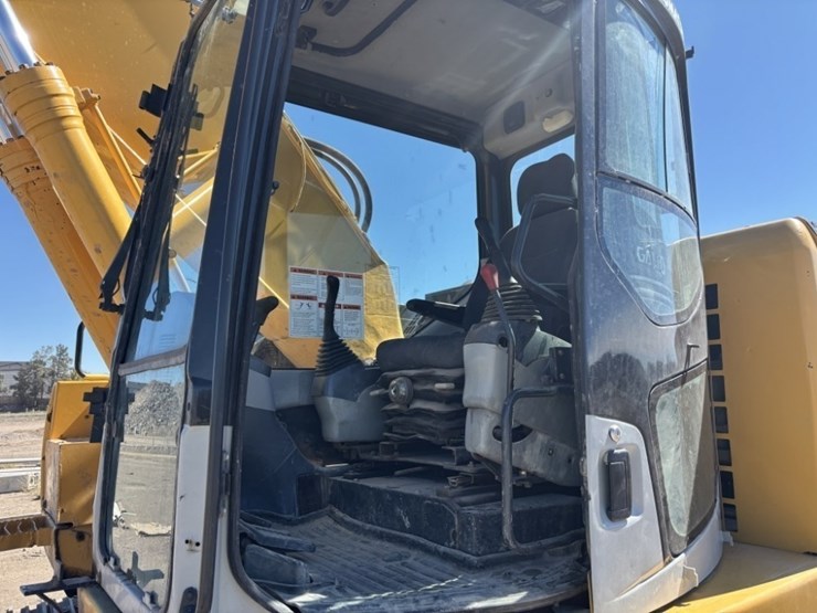 komatsu-pc228us-lc-3e0-image-31