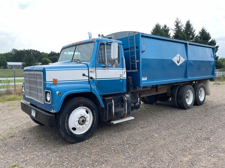 #1451-•-1979-international-f2275-grain-truck-(has-mn-title)-image-1