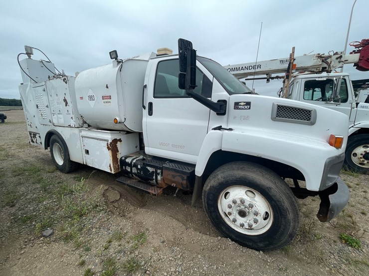 #1466-•-2003-chevrolet-c7500-fuel-and-lube-truck-(has-wy-title)-image-8