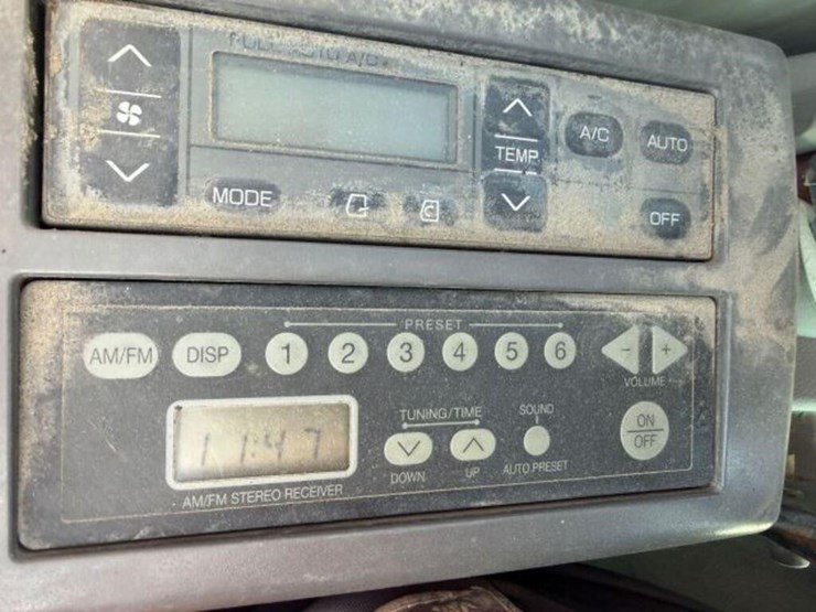 2014-hitachi-zx220w-3-image-14