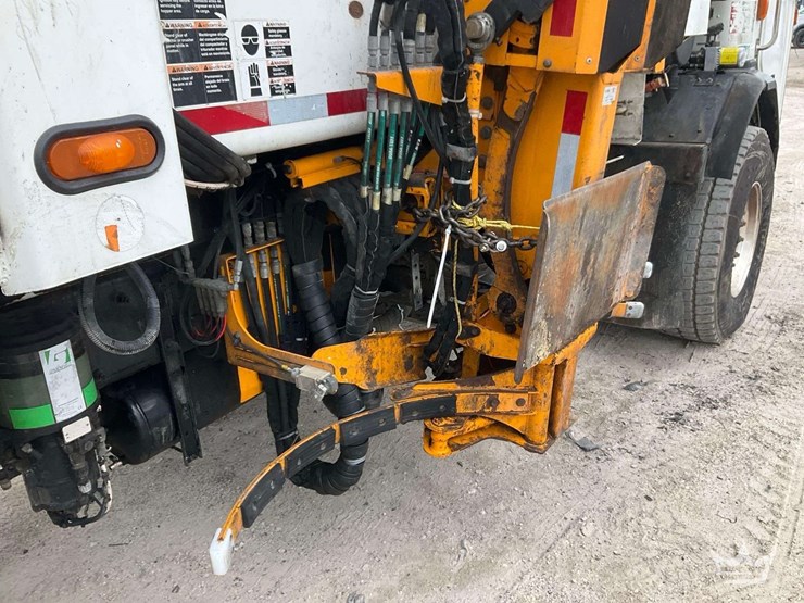 2019-peterbilt-520-image-28
