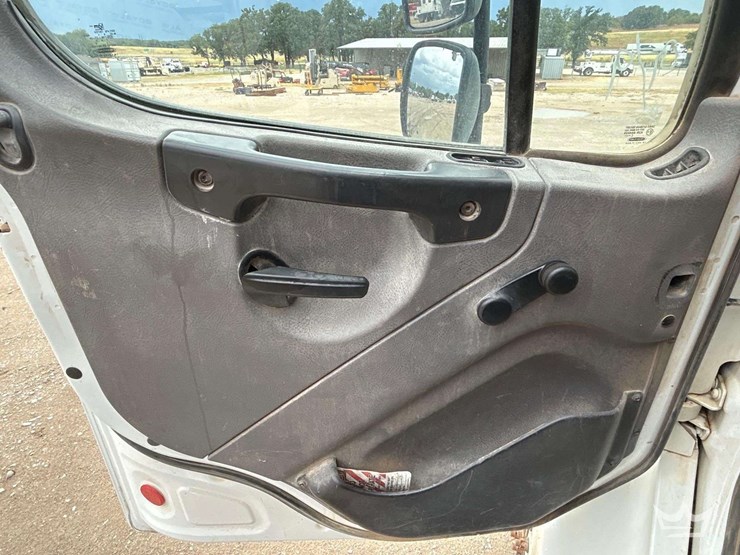2018-freightliner-m2-106-image-11