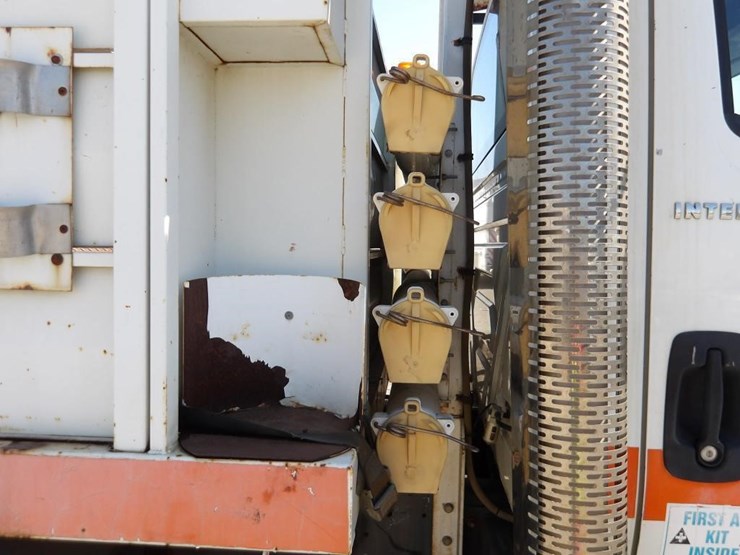 2004-international-durastar-4300-image-12