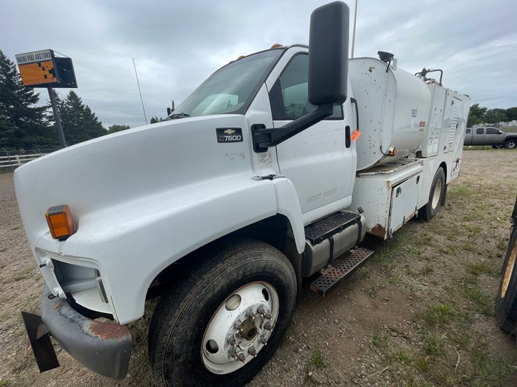 #1466-•-2003-chevrolet-c7500-fuel-and-lube-truck-(has-wy-title)-image-2
