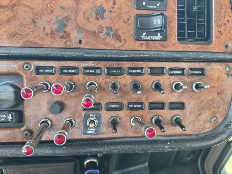 2005-peterbilt-379-image-108